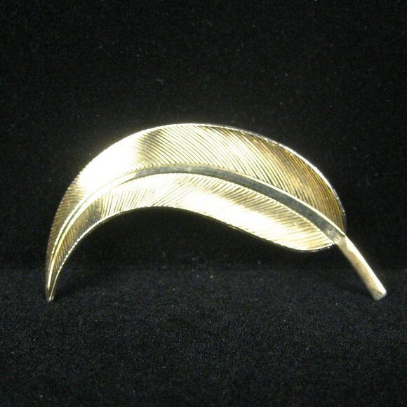 Feather Goldtone Brooch Pin Vintage Circa 1960 Bird MOD Modern - Picture 2 of 4